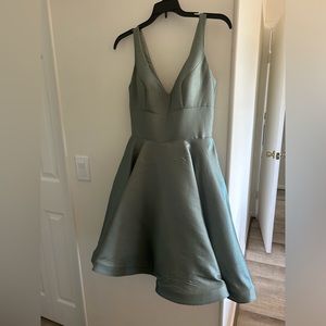 Green v-neck short dress with pockets